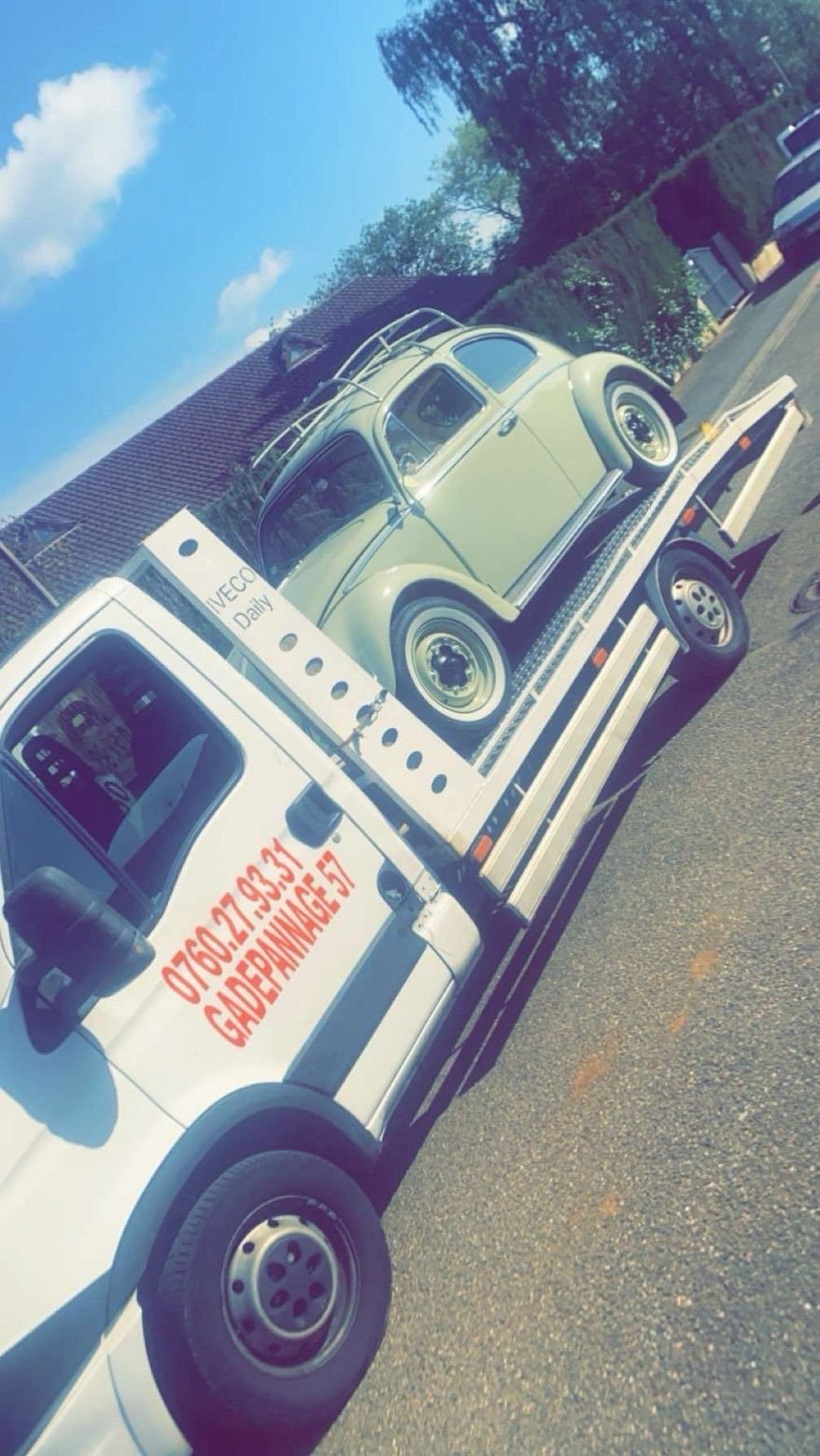 Coccinelle Volkswagen chargée sur le plateau d’une dépanneuse GA Dépannage